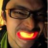 Dents fluorescentes pour la fêtes