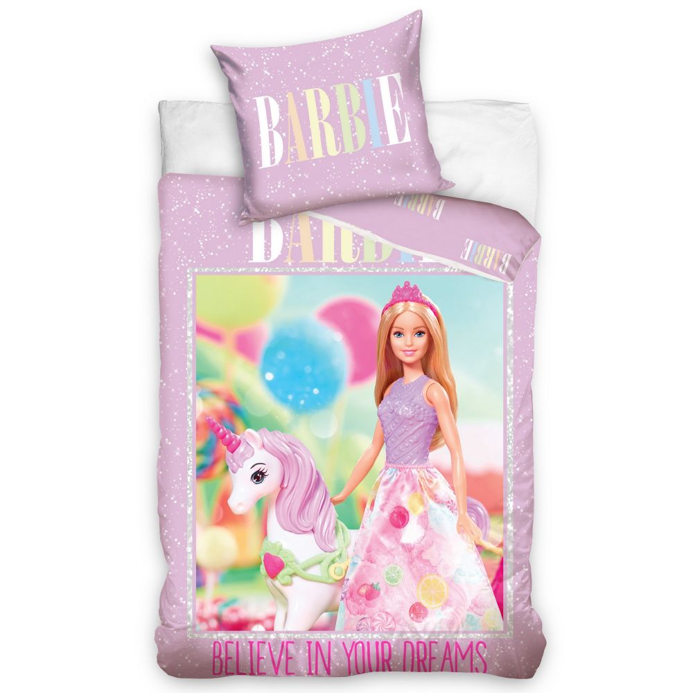 Parure de lit enfant Barbie ? Housse de couette Licorne 100% coton 140x200 cm. Parure housse de couette Barbie Licorne 100% coton comprenant : 1 housse de couette 140x200 cm et 1 taie d'oreiller 65x65 cm. Parure de lit enfant Barbie ? Housse de couette Licorne 100% coton 140x200 cm. Parure housse de couette Barbie Licorne 100% coton comprenant : 1 housse de couette 140x200 cm et 1 taie d'oreiller 65x65 cm.